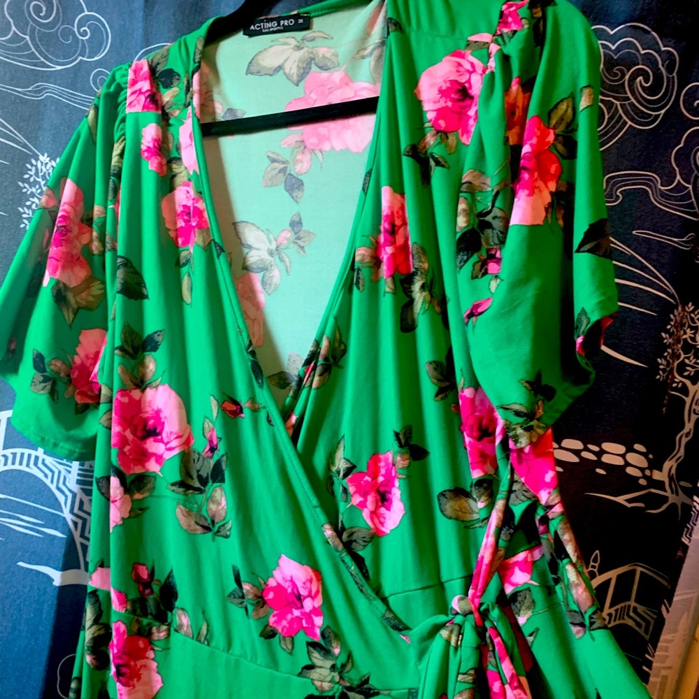 Bright and fun summer dress! 🌸🌺🌺🌸